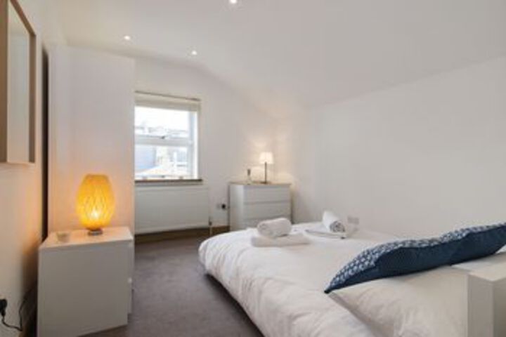 Room 6 of 14