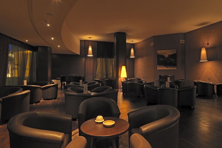 Lounge 92 of 111