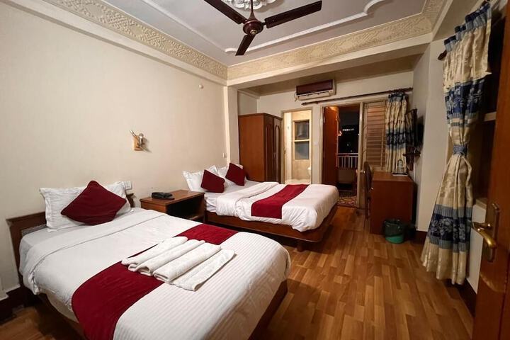 Room 2 of 10