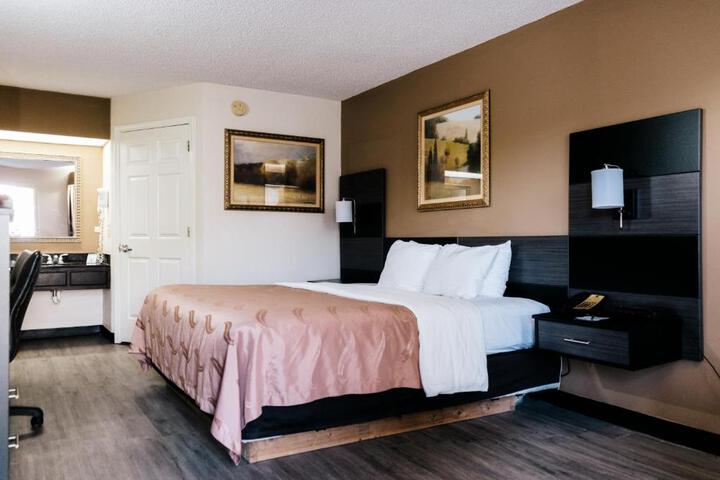 1 King Bed (4 of 17)