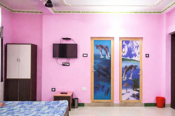 Room 7 of 12