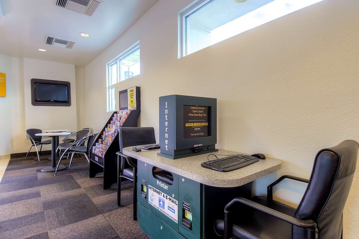 Business Center 38 of 44