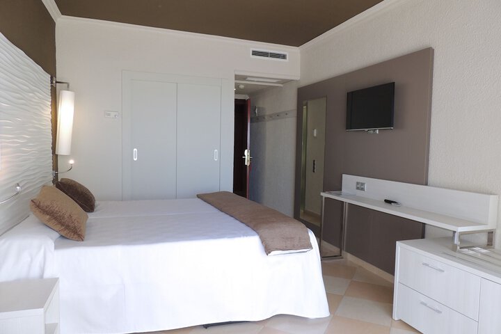 Room 15 of 153