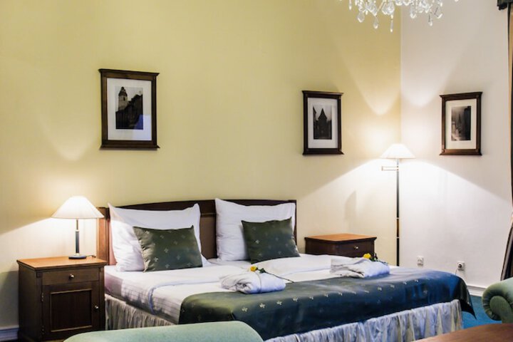 Room 42 of 90