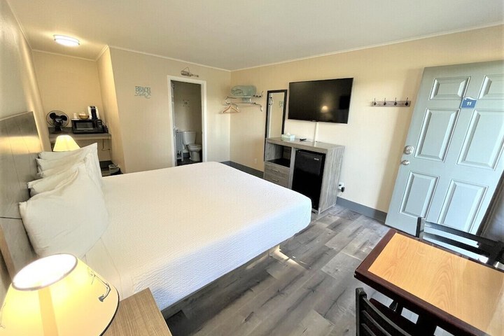Room 7 of 136