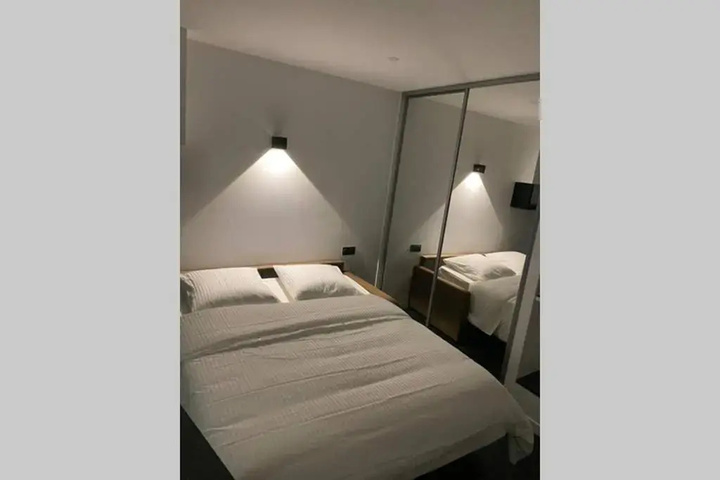 Room 6 of 10