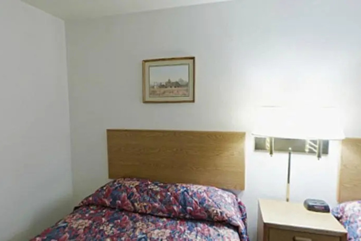 Room 2 of 10
