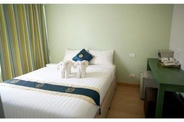Room 6 of 10