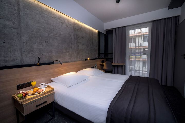 Room 16 of 38