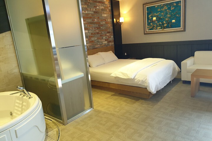 Room 9 of 13