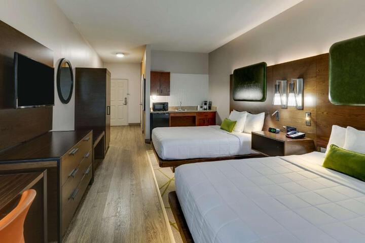 2 Queen Beds Pillow Top Mattress Microwave and Refrigerator Lounge Chair Full Breakfast (12 of 13)