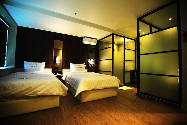 Room 11 of 32