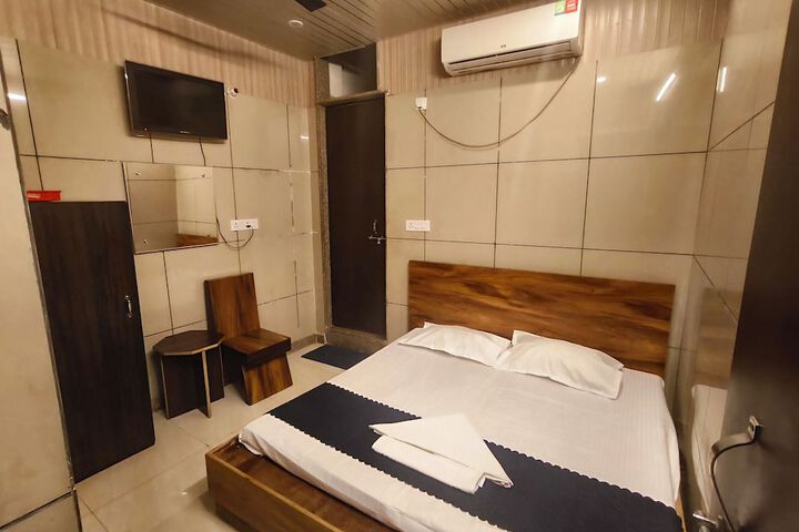 Room 5 of 10