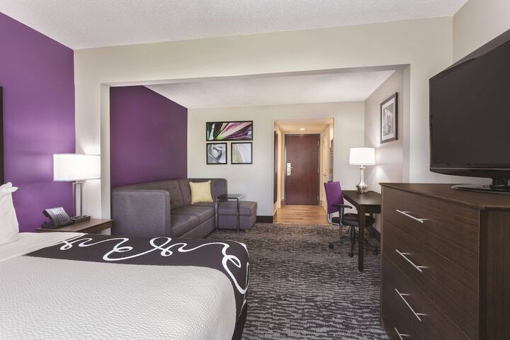 1 King Bed Deluxe Room (8 of 20)