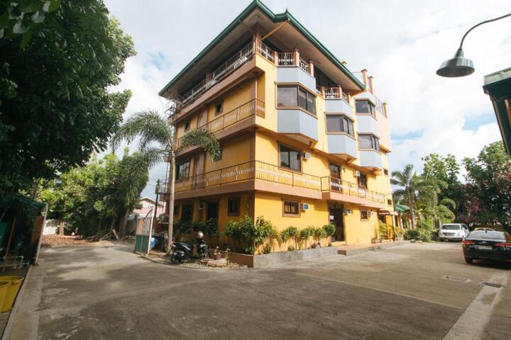 RedDoorz at Farm Side Hotel Laoag City