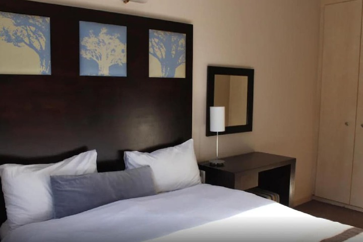 Room 5 of 18