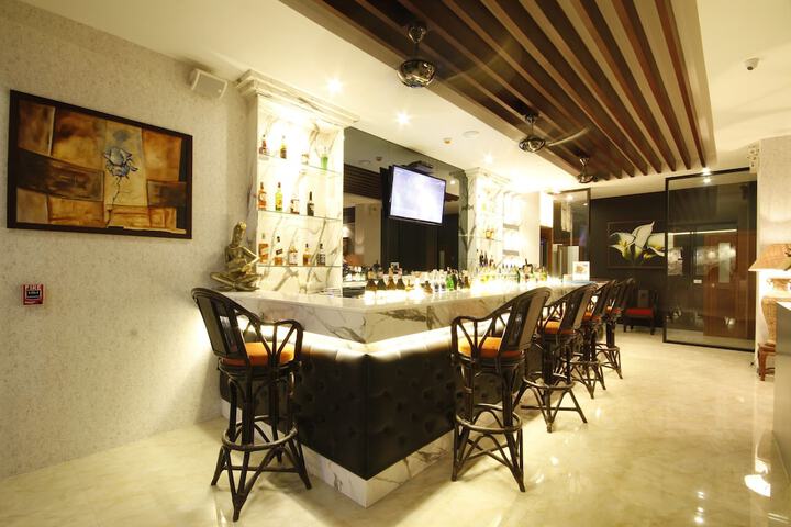 Lounge 41 of 46