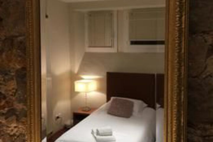 Room 8 of 33