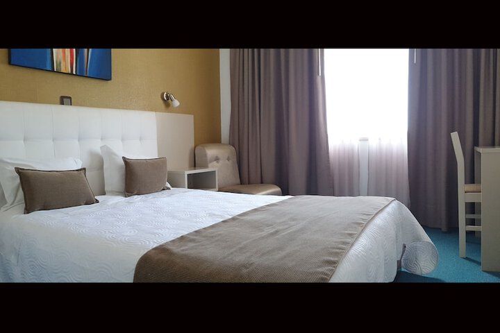 Room 12 of 83
