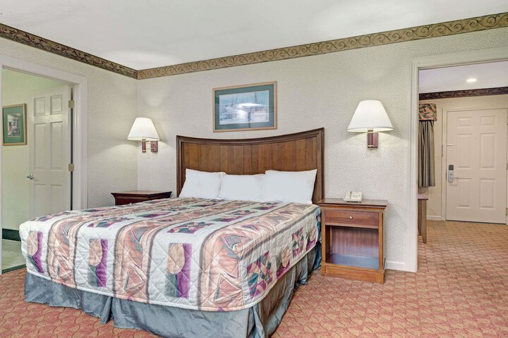 1 King Bed Mobility Accessible (4 of 8)