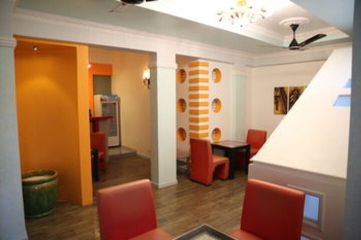 Lounge 31 of 33