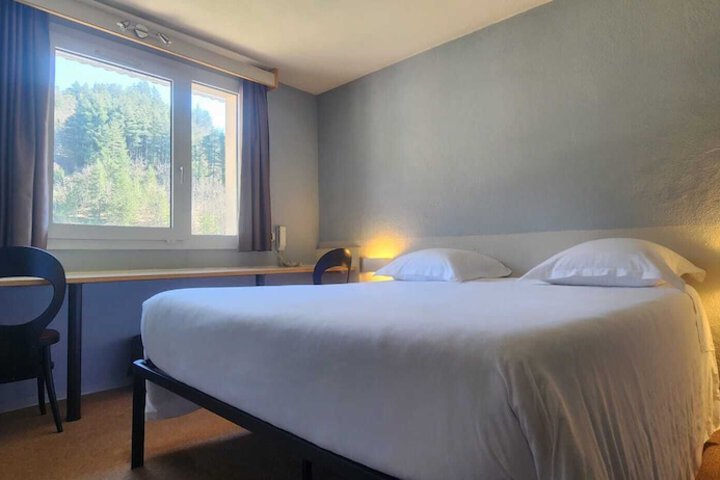 Room 4 of 9