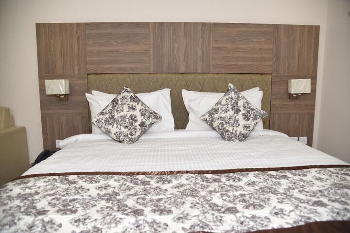 Room 4 of 6