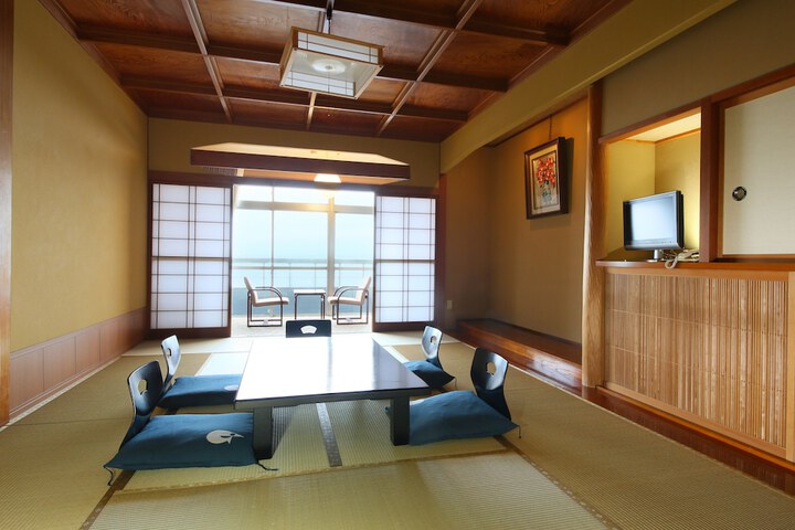 Room 8 of 95