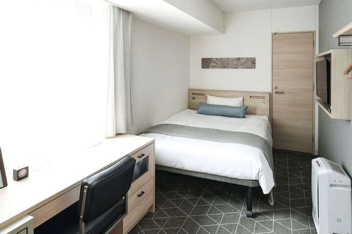 Room 8 of 90