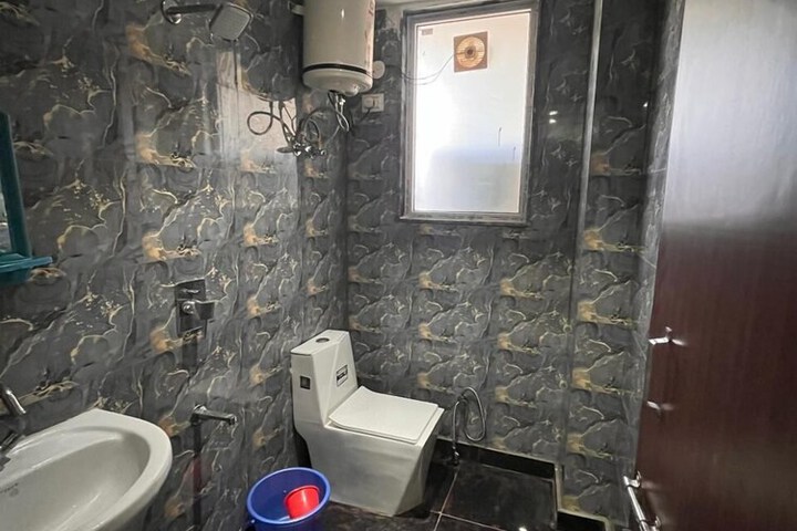 Room 4 of 8