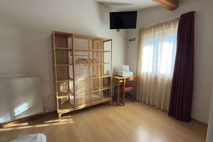 Room 49 of 148