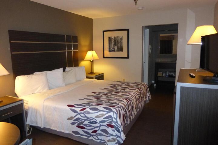 Deluxe King Bed (7 of 9)