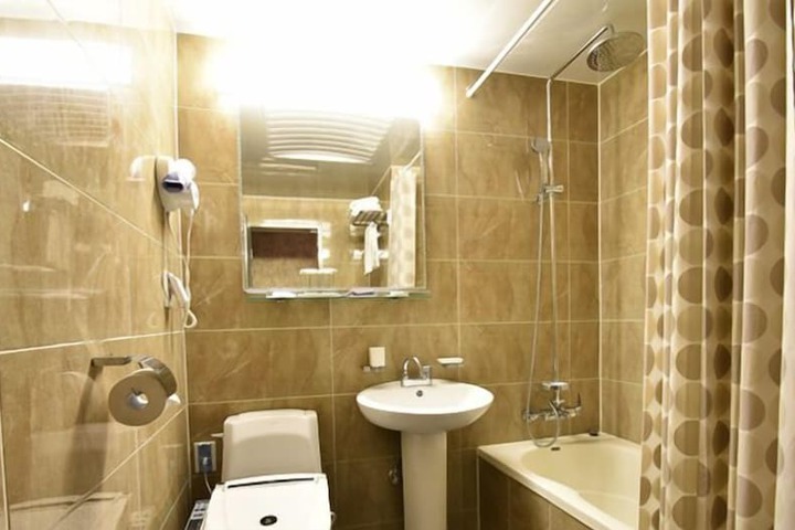 Room 10 of 16