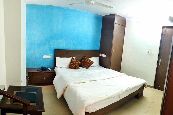 Room 16 of 37