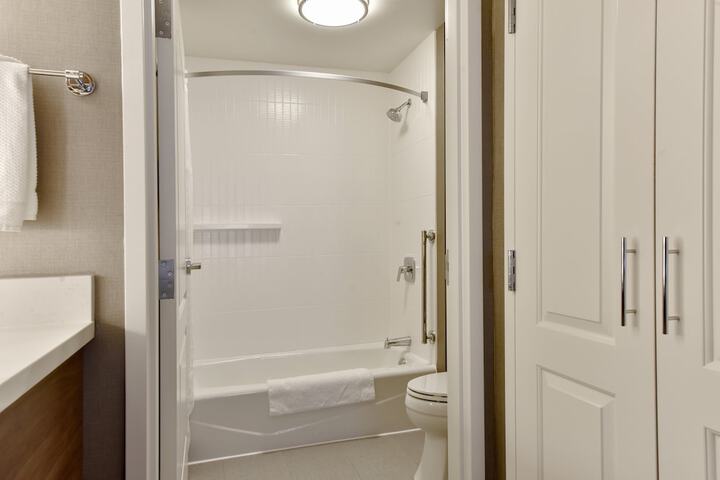 2 Queen 1 Bedroom Suite Mobility Accessible Roll Shower (27 of 29)