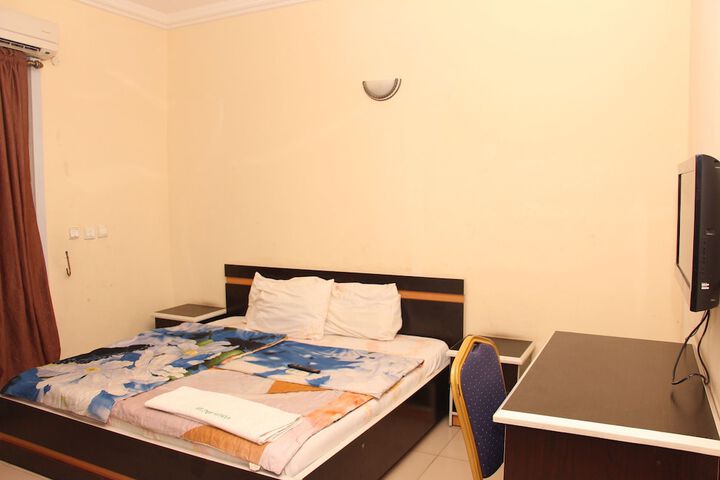Room 4 of 13