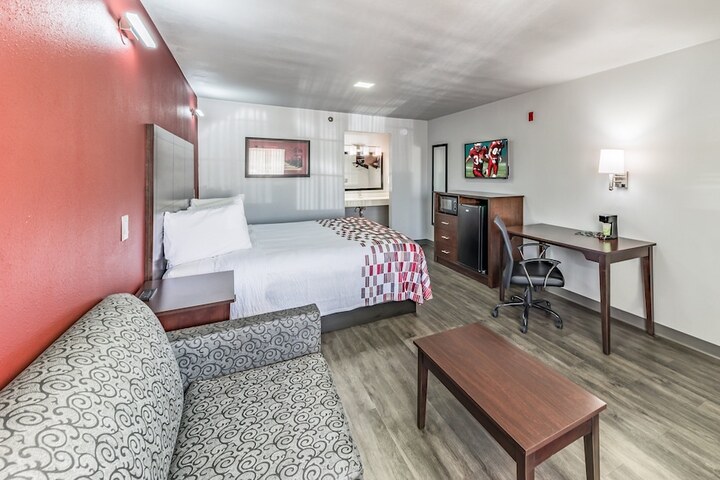 Deluxe King Bed (7 of 22)