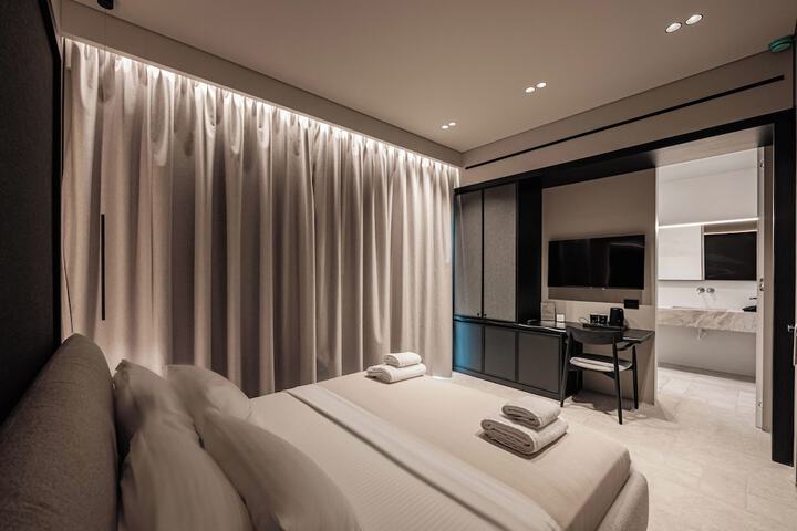 Room 12 of 104