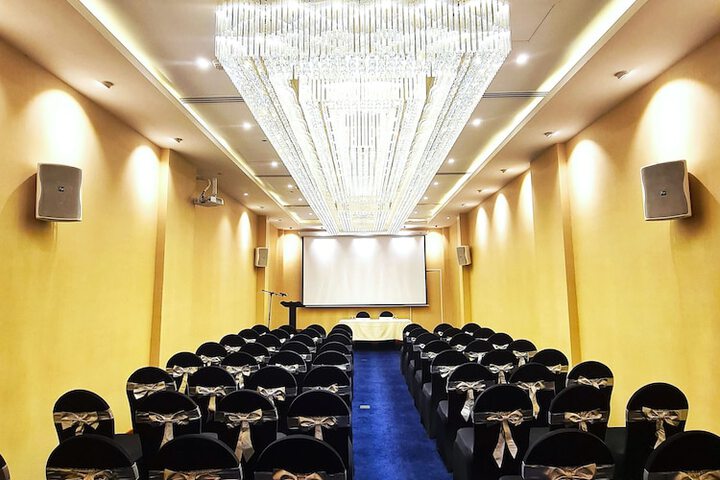 Ballroom/Hall 74 of 106