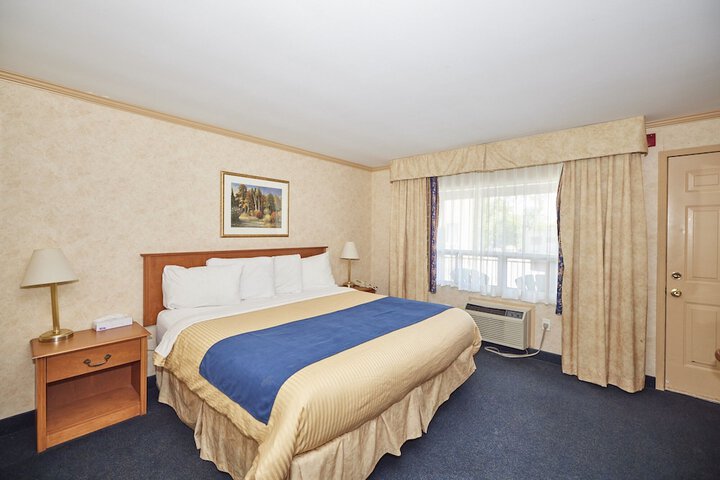 Standard King Bed Balcony (5 of 9)