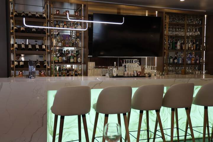 Lounge 118 of 138