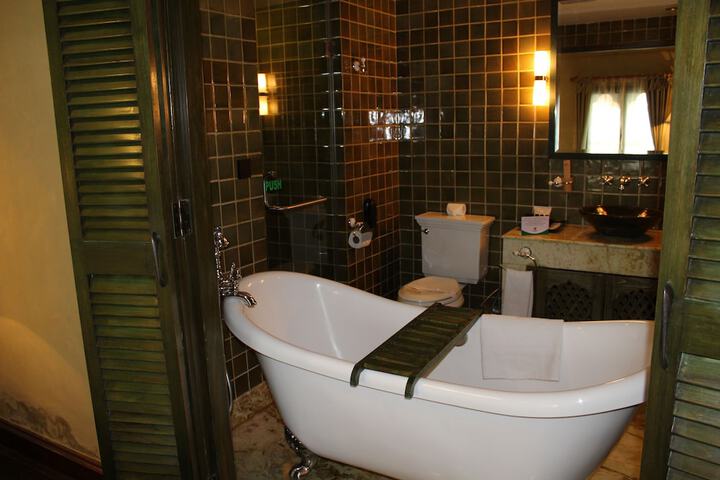 Deep soaking bathtub