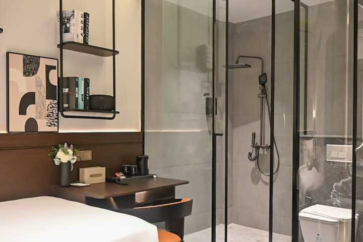 Room 33 of 44