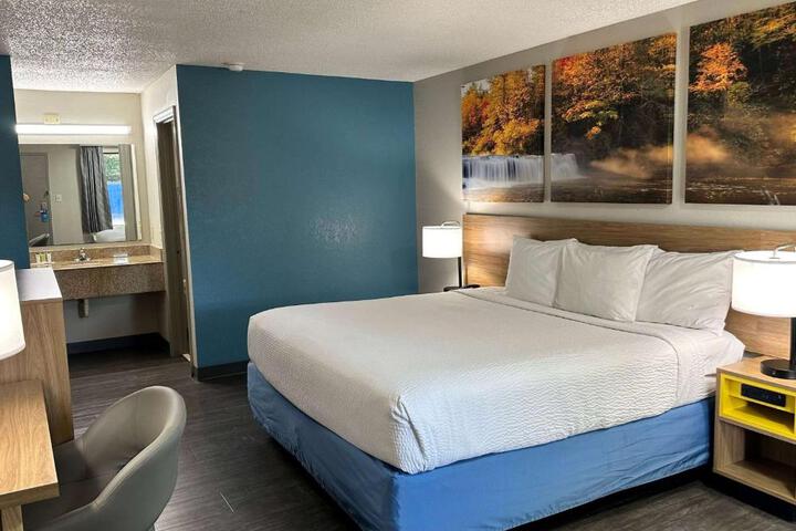 1 King Bed (3 of 12)