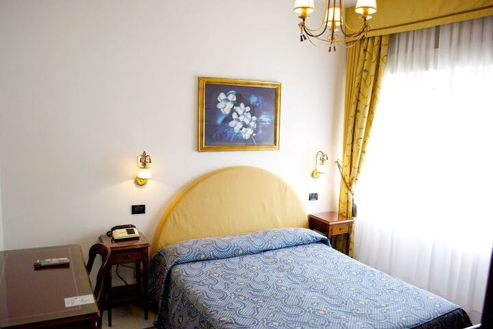 Room 4 of 102