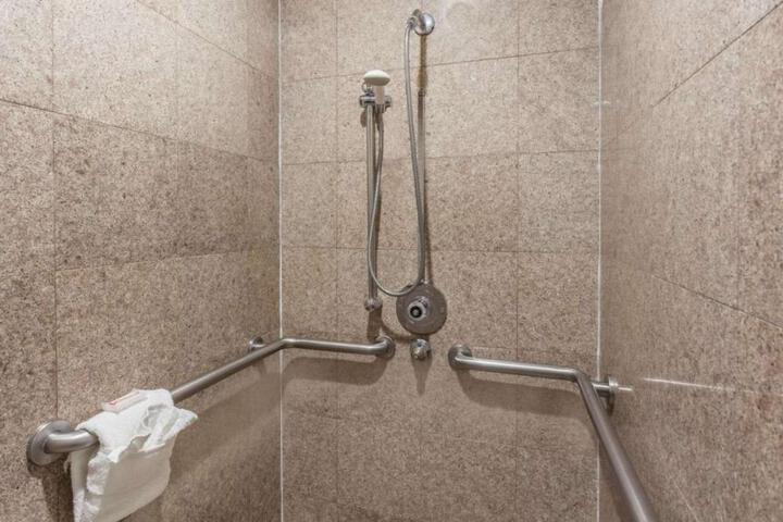 2 Queen Beds Microwave and Refrigerator, Continental Breakfast (4 of 10)