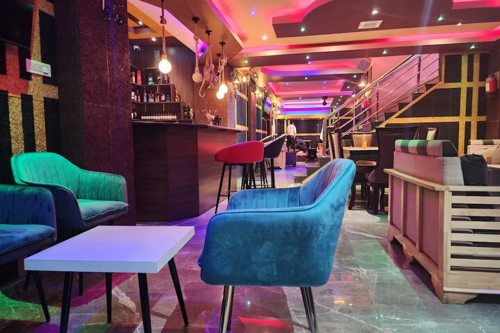 Lounge 22 of 25