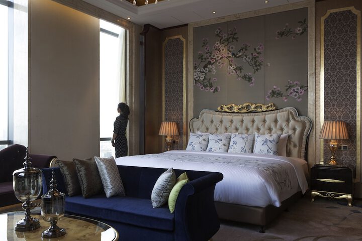 Room 3 of 76