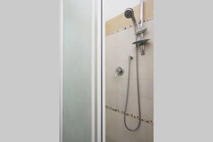Room 6 of 16
