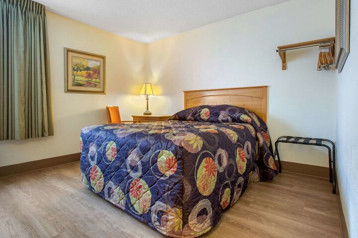 1 Queen Bed (10 of 20)